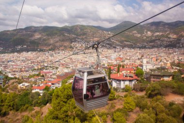 Alanya, Türkiye - 10 Ekim 2020. Alanya plajı, Türkiye. Manzara ve yükseklik, üst manzara. Yazın mavi deniz. Türkiye 'de tatil. Kleopatra plajı. Temeller