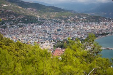 Alanya plajı, Türkiye. Manzara ve yükseklik, üst manzara. Yazın mavi deniz. Türkiye 'de tatil. Kleopatra Sahili