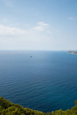 Yukarıdan deniz manzarası. Şatonun manzarası. Uzaklarda bir gemi var..