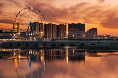Chelyabinsk, Rusya - 11 Haziran 2021: Miass Nehri setinin akşam manzarası.