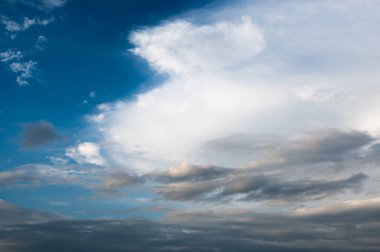 Açık arkaplan bulutlu yaz masmavi gökyüzü