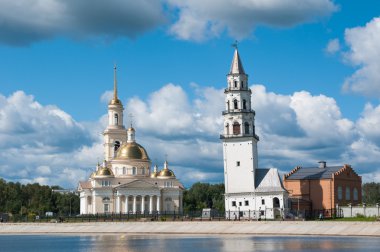 Nevyansk: Düşen Kulesi (1732) ve kilise