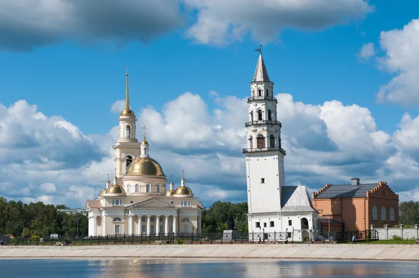 Nevjansk: Dalende toren (1732) en kerk Rechtenvrije Stockfoto's