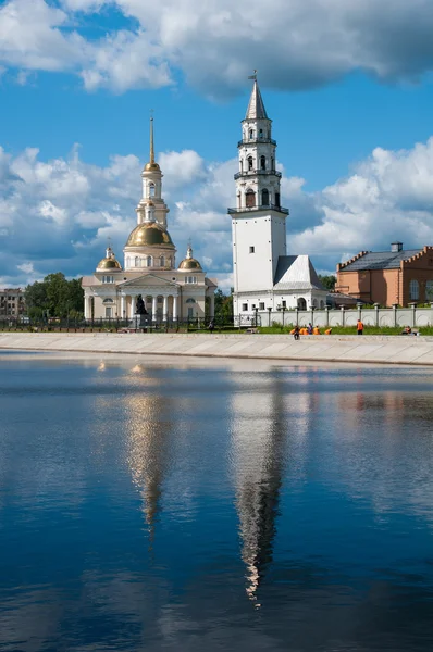 Nevjansk: Dalende toren (1732) en kerk Stockfoto