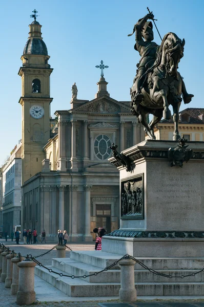 Torino, İtalya - 07 Kasım 2015: Turist yürüyüş Piazza San Carlo Kraliyet Meydanı. — Stok fotoğraf