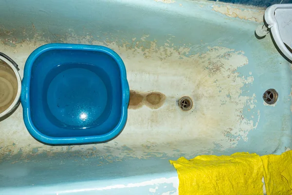 Bañera Antihigiénica Sucia Mala Con Esmalte Pelado — Foto de Stock