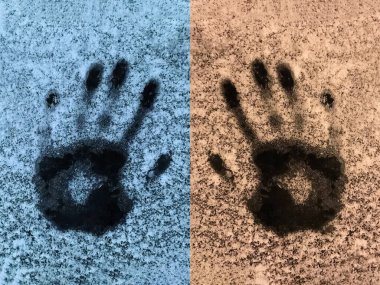 Karlı buzun üzerindeki el izleri. Mavi ve sarı soyut arkaplan ve palmiye ayak izleri