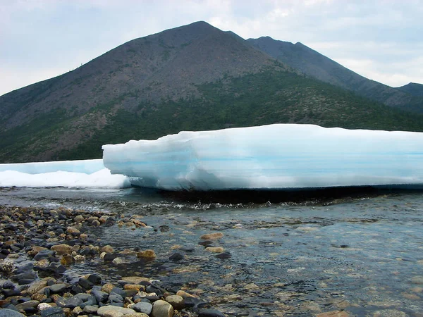 Kolyma Φύση Μια Συννεφιασμένη Ανοιξιάτικη Μέρα Ένας Παγετώνας Που Λιώνει — Φωτογραφία Αρχείου