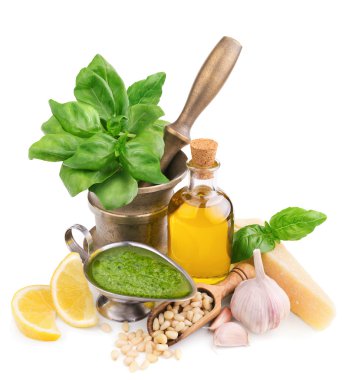 pesto sos ile ham maddeler üzerinde beyaz izole