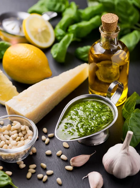 Composizione con ingredienti per la salsa al pesto preparazione — Foto Stock