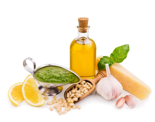 Molho pesto e seus ingredientes isolados no branco — Fotografia de Stock