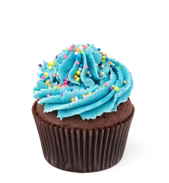 Cupcake de chocolate con crema de mantequilla azul aislado en blanco Imágenes de stock libres de derechos