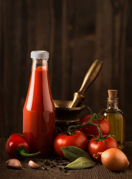 Mörka Stilleben med ketchup och ingredienser på grov ved — Stockfoto