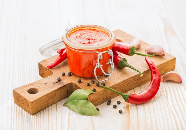 Hemgjorda chili peppar tomatsås med ingredienser — Stockfoto