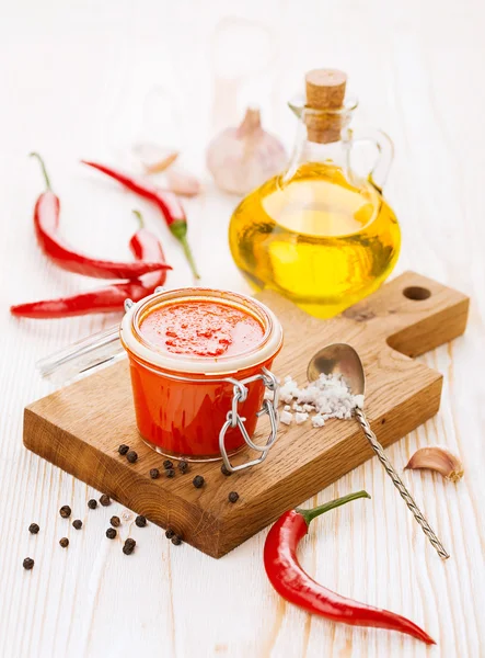 Jar készült chili paprika és fokhagyma pikáns mártással — Stock Fotó