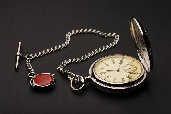 Стильный ретро карманные часы на черный сланец Стоковое Фото