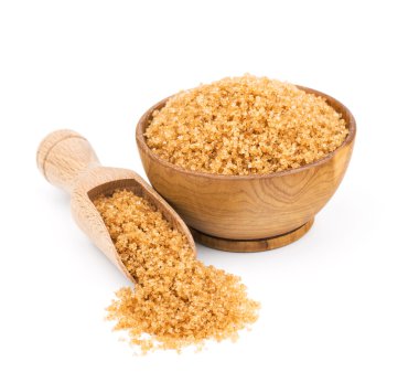 ahşap bir kasede beyaz izole kahverengi şeker kamışı