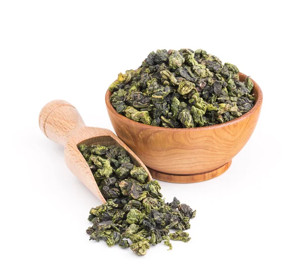 Tieguanyin Çin çayı yeşil çay üzerinde beyaz izole bir ahşap kase — Stok fotoğraf