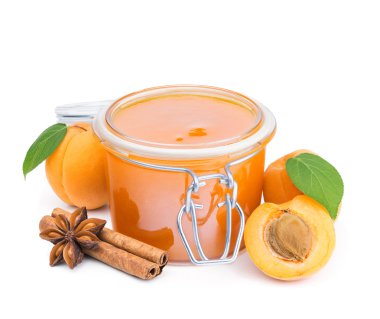 Beyaz izole tarçın ve taze meyve ile kayısı reçeli