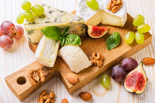 Prato de queijos com figos, uvas e nozes — Fotografia de Stock