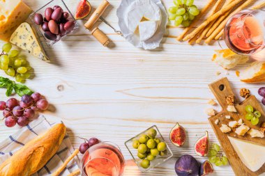 Peynir, şarap ve ahşap beyaz snacks çeşitleri