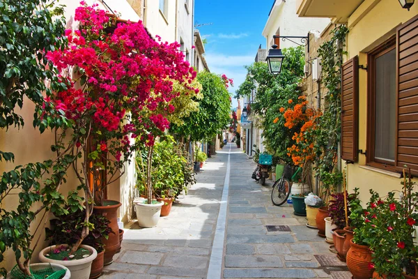 Вузька вулиця в Ретімно — стокове фото