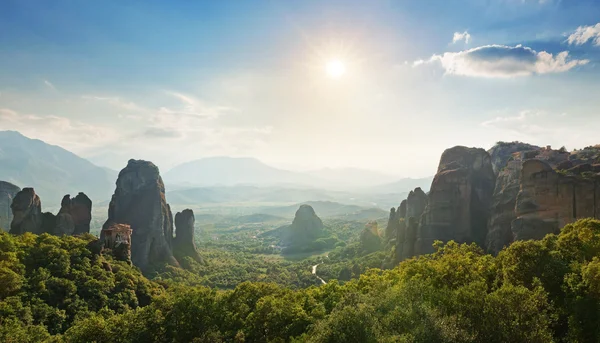 Meteora dağların panoramik manzaralı geniş açı — Stok fotoğraf