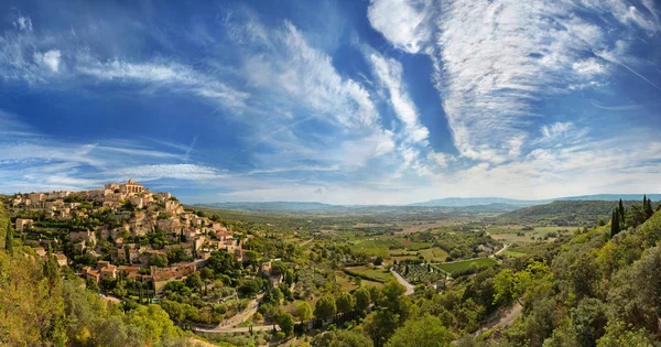 Vidvinkel panoramautsikt över Gordes — Stockfoto