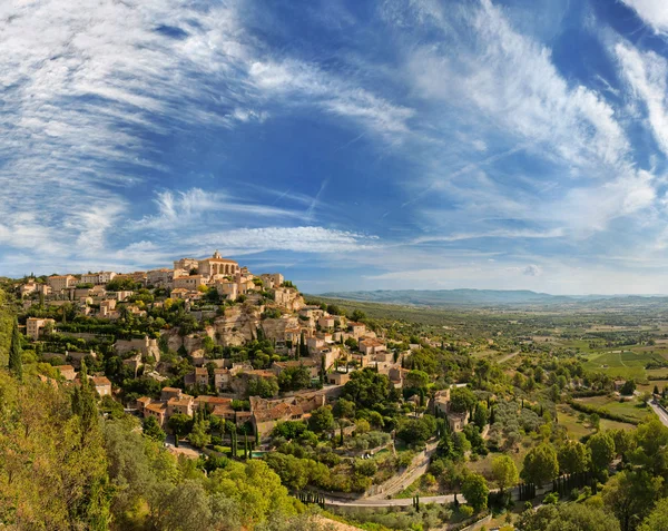 Uitzicht op Gordes - traditioneel Frans dorp — Stockfoto