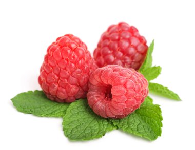 taze olgun ahududu ile nane yaprakları üzerinde izole beyaz