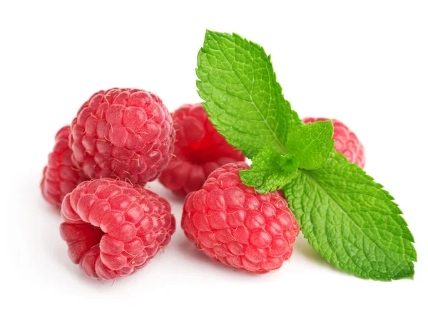 taze olgun ahududu ile nane yaprakları üzerinde izole beyaz