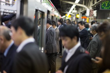 Tokyo metro ile seyahat yolcu.