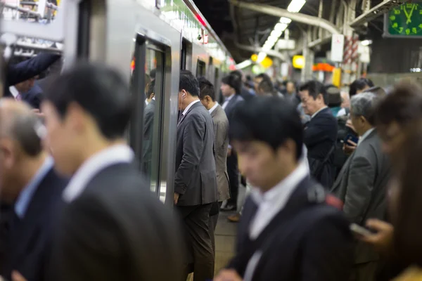 Passagerare som reser med Tokyo metro. — Stockfoto