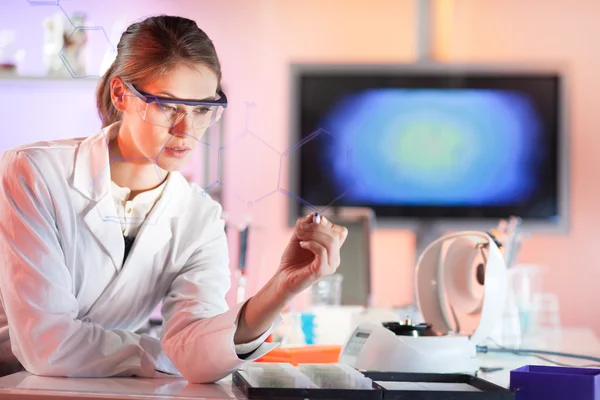 Life science researcher working in laboratory. — Stock Photo, Image