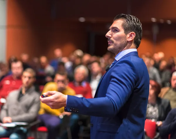 Ponente público dando charla en evento de negocios. — Foto de Stock