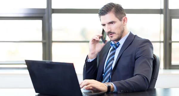 Affärsman i office arbetar på bärbar dator. — Stockfoto