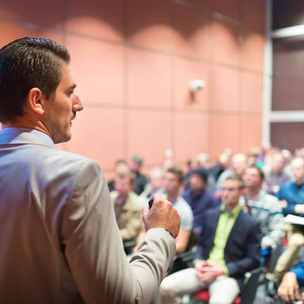 Talare vid företagskonferens och presentation. — Stockfoto