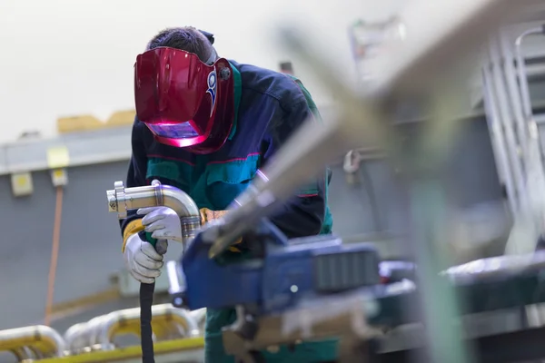 Trabalhador industrial de soldagem em fábrica de metal . — Fotografia de Stock