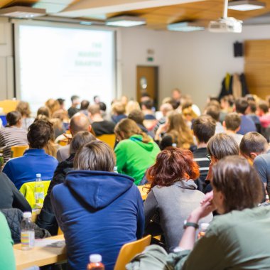 Üniversite konferans salonunda atölye çalışması.