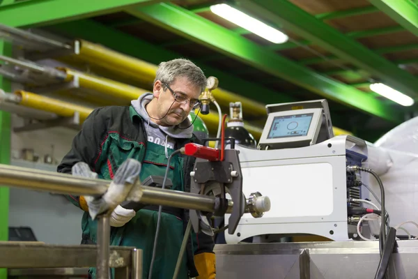 Industrial worker setting orbital welding machine. — Stock Photo, Image