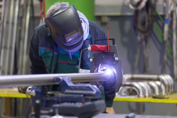 Industriearbeiter beim Einrichten einer Orbitalschweißmaschine. — Stockfoto