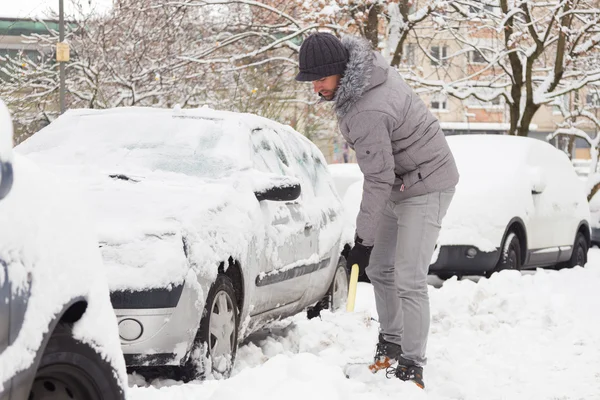 Man sneeuwschuiven in de winter. — Stockfoto