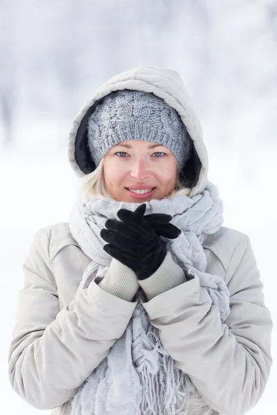 Meisje beeing koud buiten in de winter. — Stockfoto