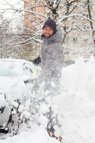 Homem limpando neve no inverno . — Fotografia de Stock