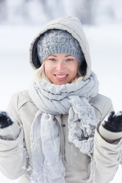 Meisje spelen met sneeuw in de winter. — Stockfoto