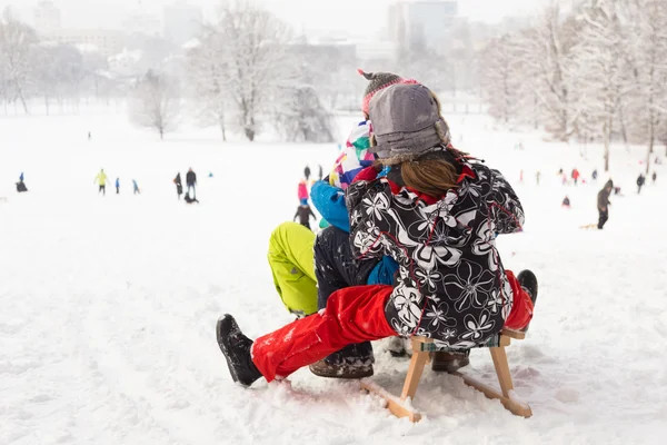 冬の楽しみ、雪、冬時そり子供. — ストック写真