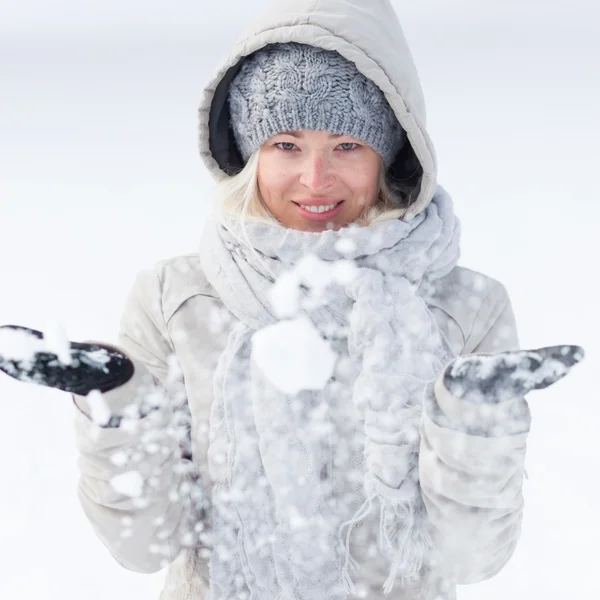 冬は雪と遊ぶ女の子. — ストック写真