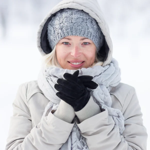 Chica beeing frío al aire libre en invierno . — Foto de Stock