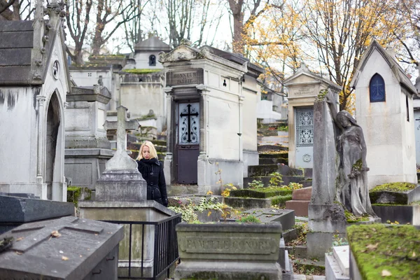 Donna solitaria visita parenti tomba . — Foto Stock