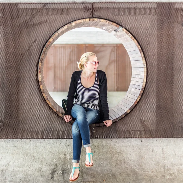 Jeune femme urbaine assise dans un parc urbain . — Photo